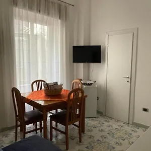 Queen Carolina's Homes - In Old Town Naples